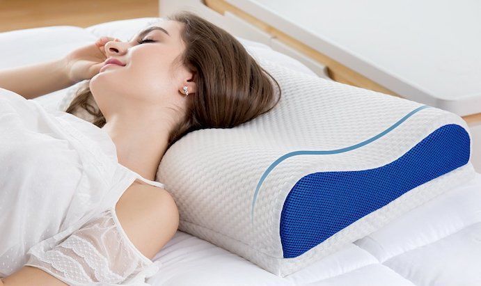 mujer en almohada cervical