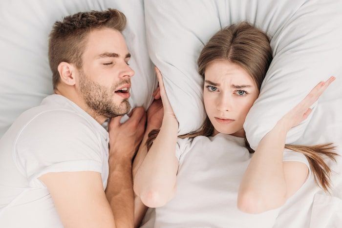 Chica intentando dormir