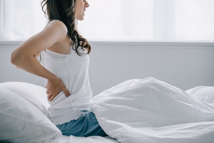 mujer con dolor de espalda