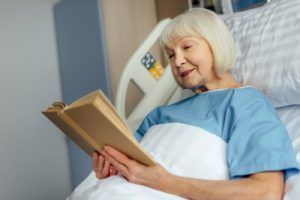 Mujer leyendo hgospital