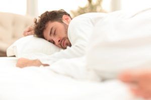 Hombre sueño profundo