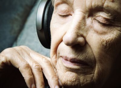 Ruido rosa_mujer adulta escuchando musica_min
