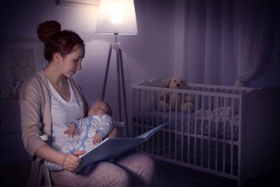 Mamá leyendo a bebé