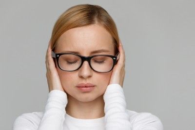 Mujer tapándose los oídos