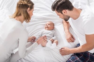 Padres con bebé en la cama