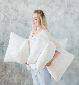 Chica con almohadas