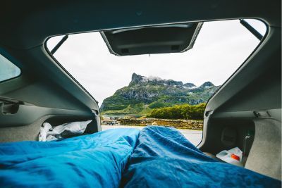 Pareja durmiendo en el coche