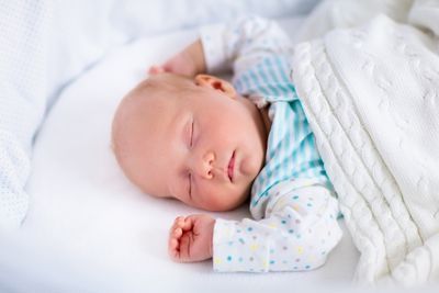 Bebé durmiendo en minicuna