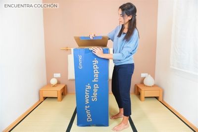 Clara abriendo caja de colchón Emma origianl