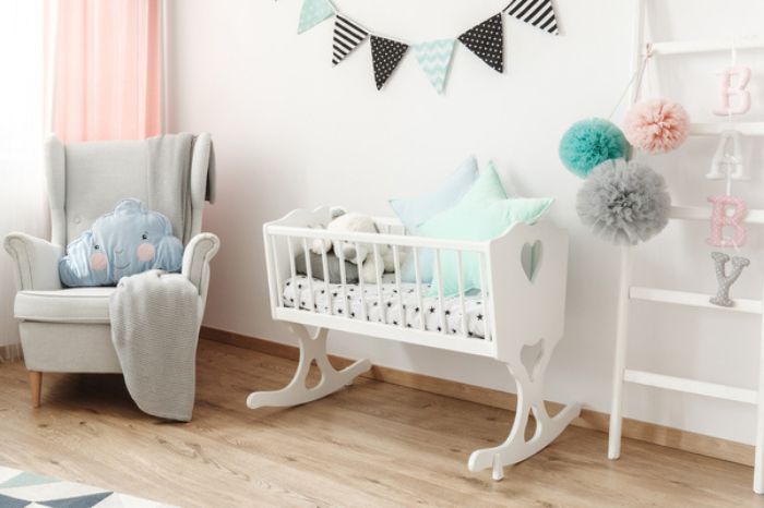 Habitación de bebé con minicuna