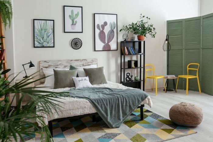 Habitación con una cama plegable montada
