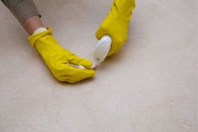Aplicando producto de limpieza con pulverizador a un colchón