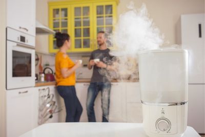 pareja tomando cafe en la cocina con humidificador
