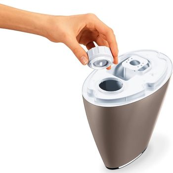 persona rellenando el humidificador Beurer LB37