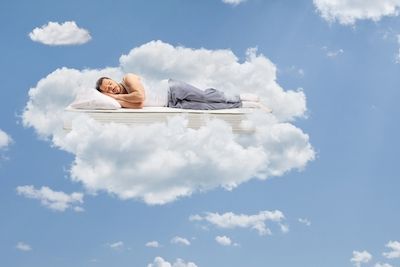 Hombre durmiendo en una nube