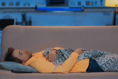 hombre durmiendo en el sofá