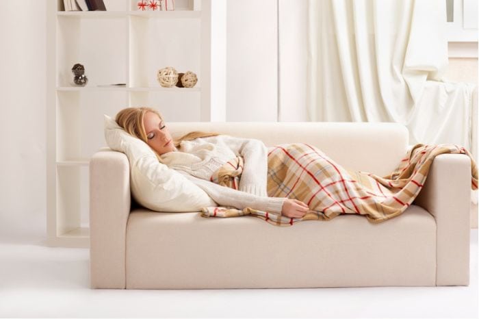Mujer durmiendo en el sofá