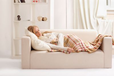 Mujer durmiendo en el sofá