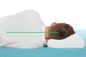 Hombre durmiendo de lado con la espalda en posición correcta