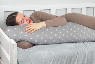 Mujer durmiendo de lado con la almohada Totsy baby 