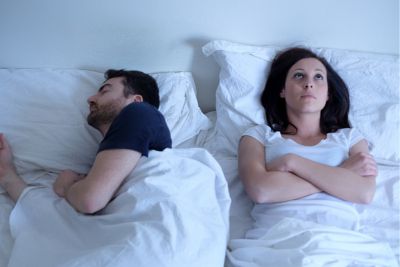 Pareja durmiendo, mujer con insomnio