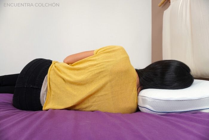 Mujer durmiendo de lado, almohadas de lado