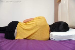 Mujer durmiendo de lado, almohadas de lado