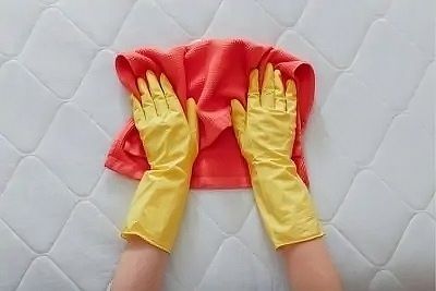 Comment nettoyer les taches jaunes matelas mains gantees