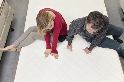Couple choisissant un matelas