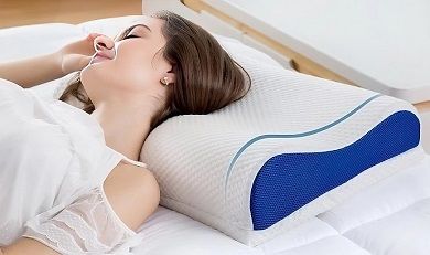Femme sur oreiller cervical min