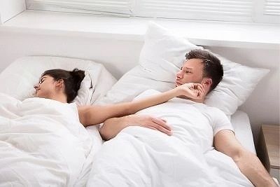 Lit Double ou King Size couple dormant sans espace