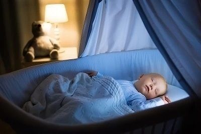 Bebe dormant dans le berceau
