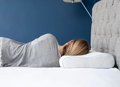 Fille avec un oreiller cervical