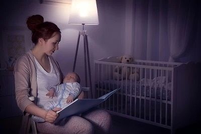Maman lisant a son bebe
