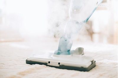 Nettoyer le matelas et enlever les taches avec un nettoyeur vapeur min