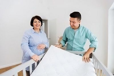 Parents avec un lit denfant