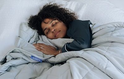 Femme dormant avec une couverture pondérée