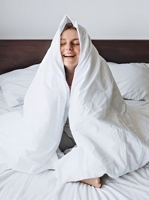 Femme enveloppée dans une couverture lourde