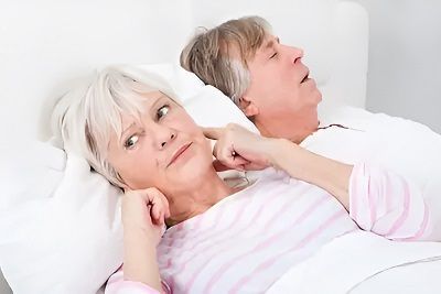 Couple de personnes âgées ronfler