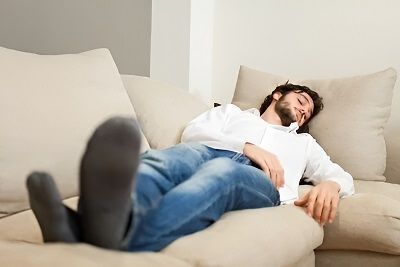 Sieste sur le canapé