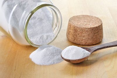 Saupoudrer le matelas de bicarbonate de soude