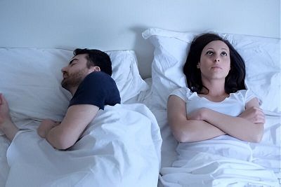 Couple dormant femme avec insomnie