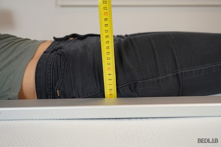 Test adaptabilité au niveau des hanches matelas Tediber Hybride Premium