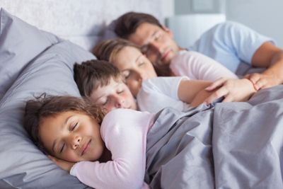 familia durmiendo