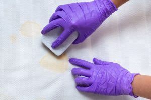 Como limpar nódoas amarelas dos colchões