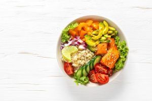 Bowl con ensalada de alimentos ricos en triptofano