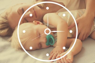 mamá y bebé durmiendo