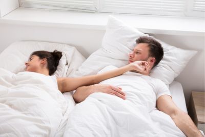 pareja durmiendo muy justa