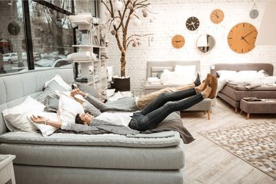 Pareja en cama King size