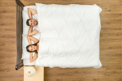 pareja durmiendo con los brazos cruzados